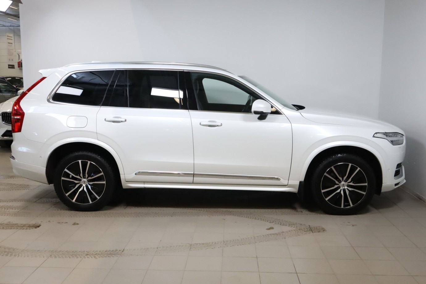 Esittelykuva VOLVO XC90 lataushybridiautosta.