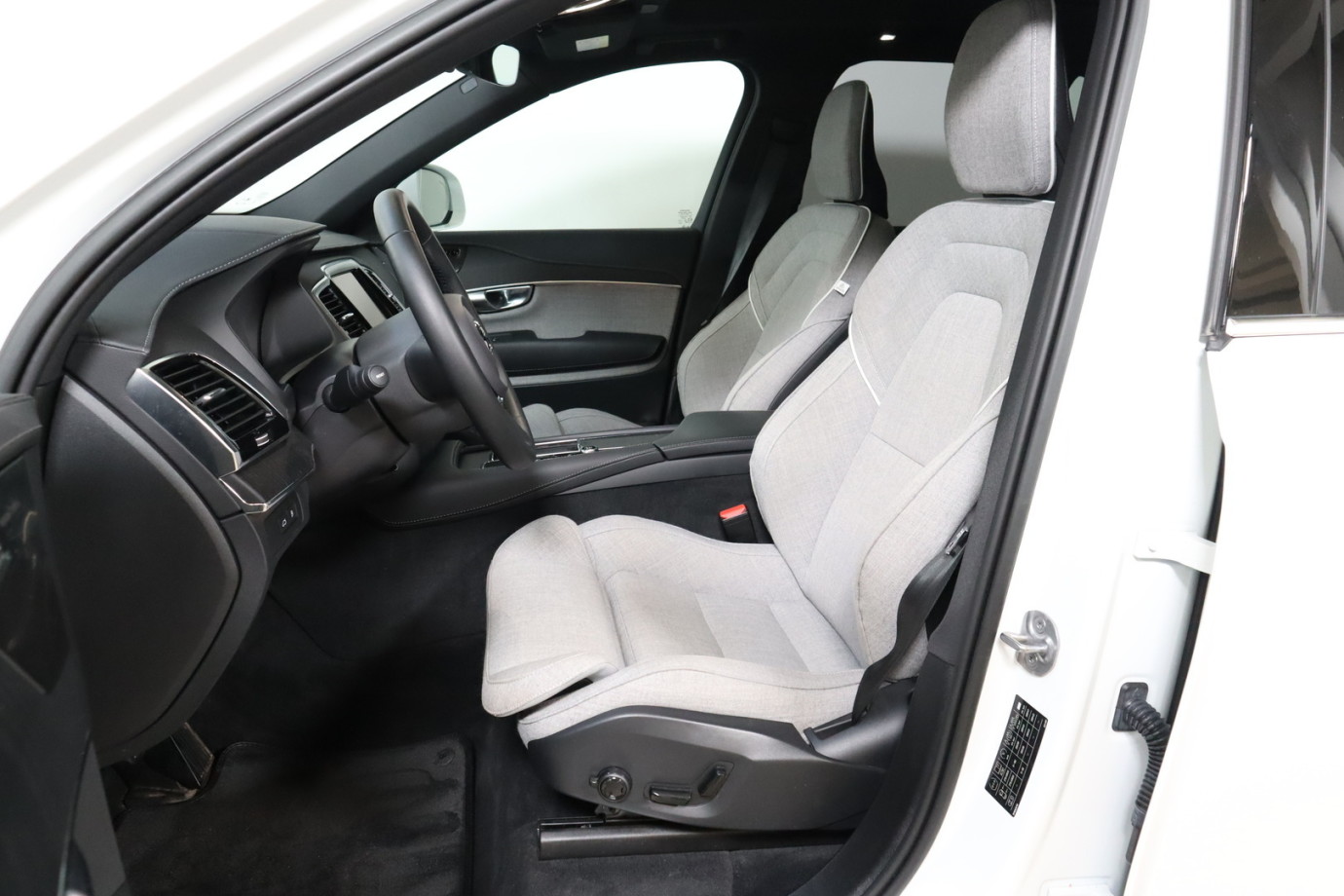 Esittelykuva VOLVO XC90 lataushybridiautosta.