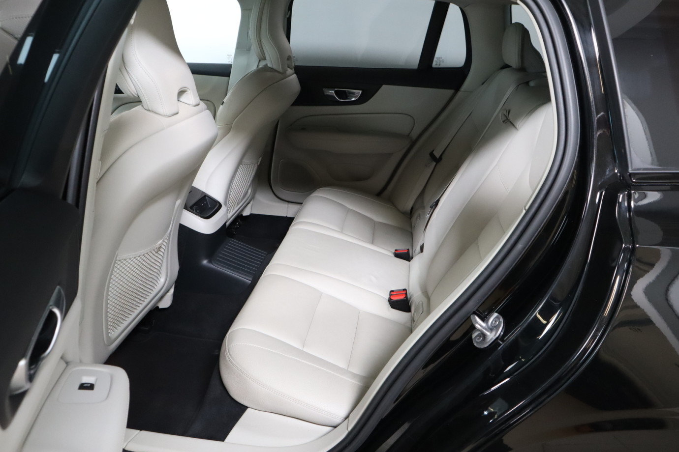 Esittelykuva VOLVO V60 lataushybridiautosta.