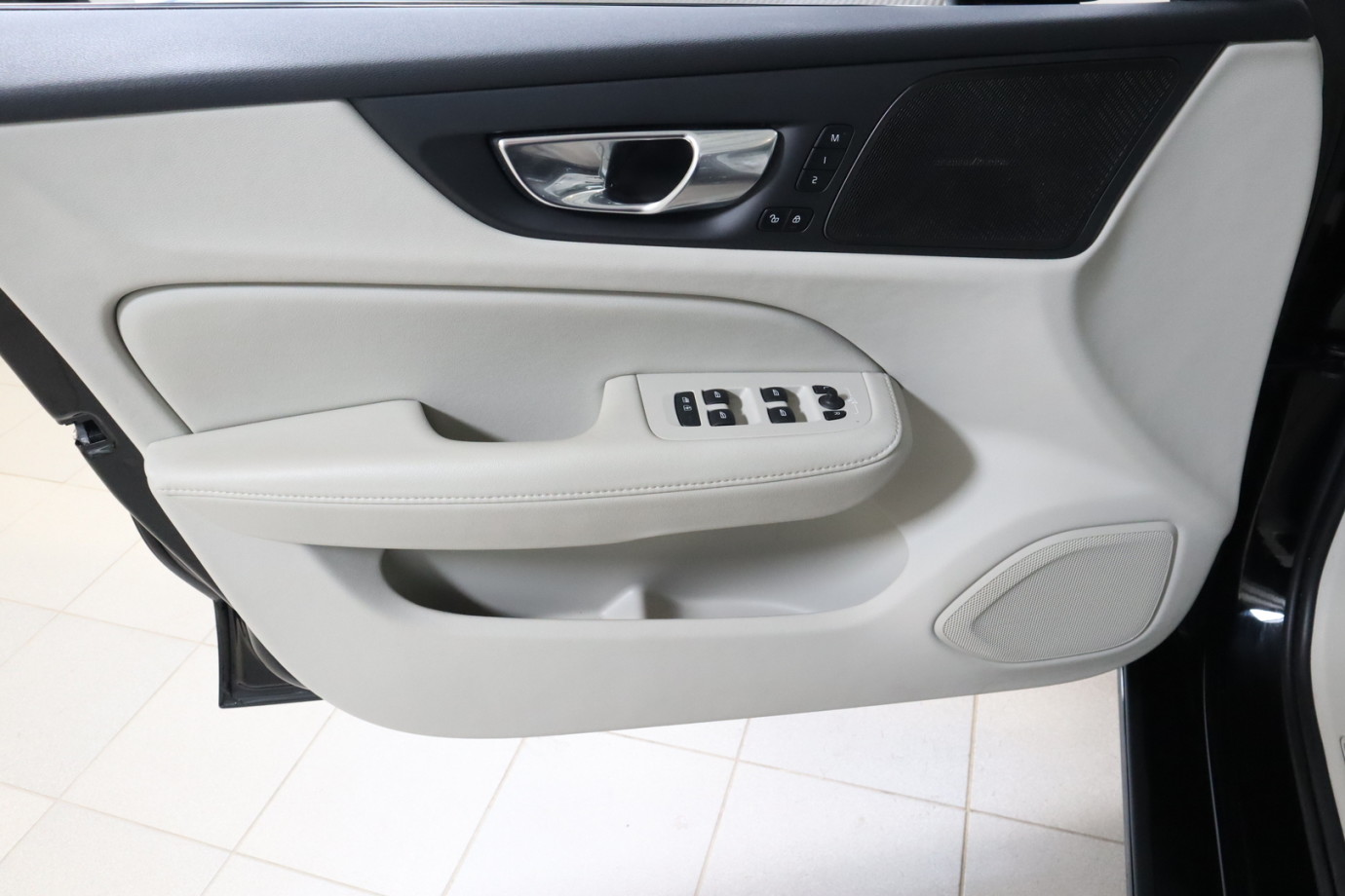 Esittelykuva VOLVO V60 lataushybridiautosta.