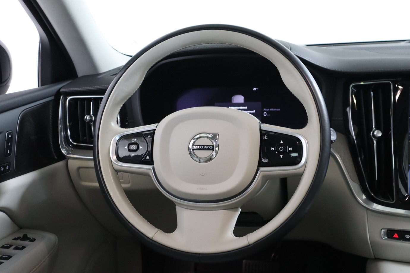 Esittelykuva VOLVO V60 lataushybridiautosta.