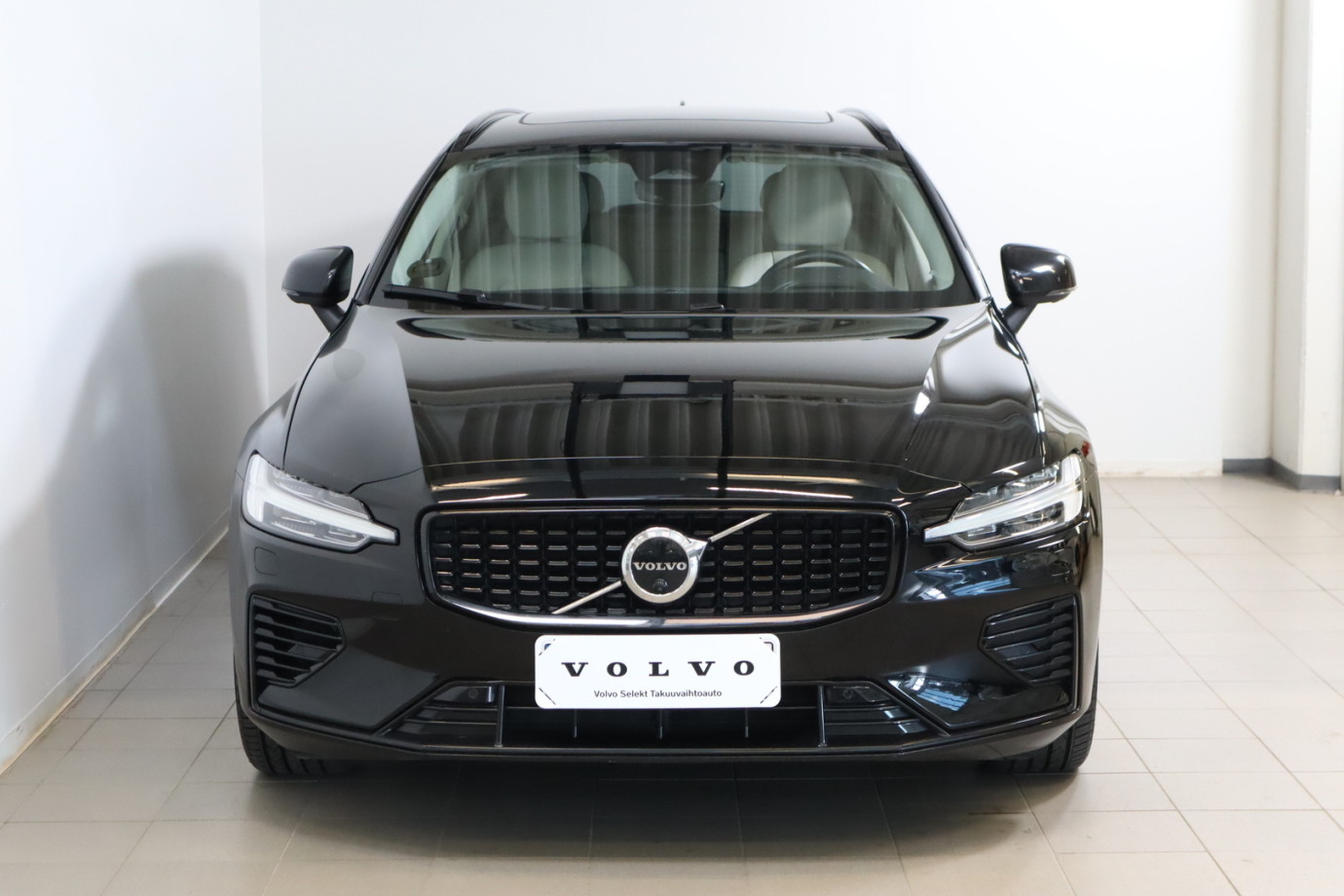 Esittelykuva VOLVO V60 lataushybridiautosta.