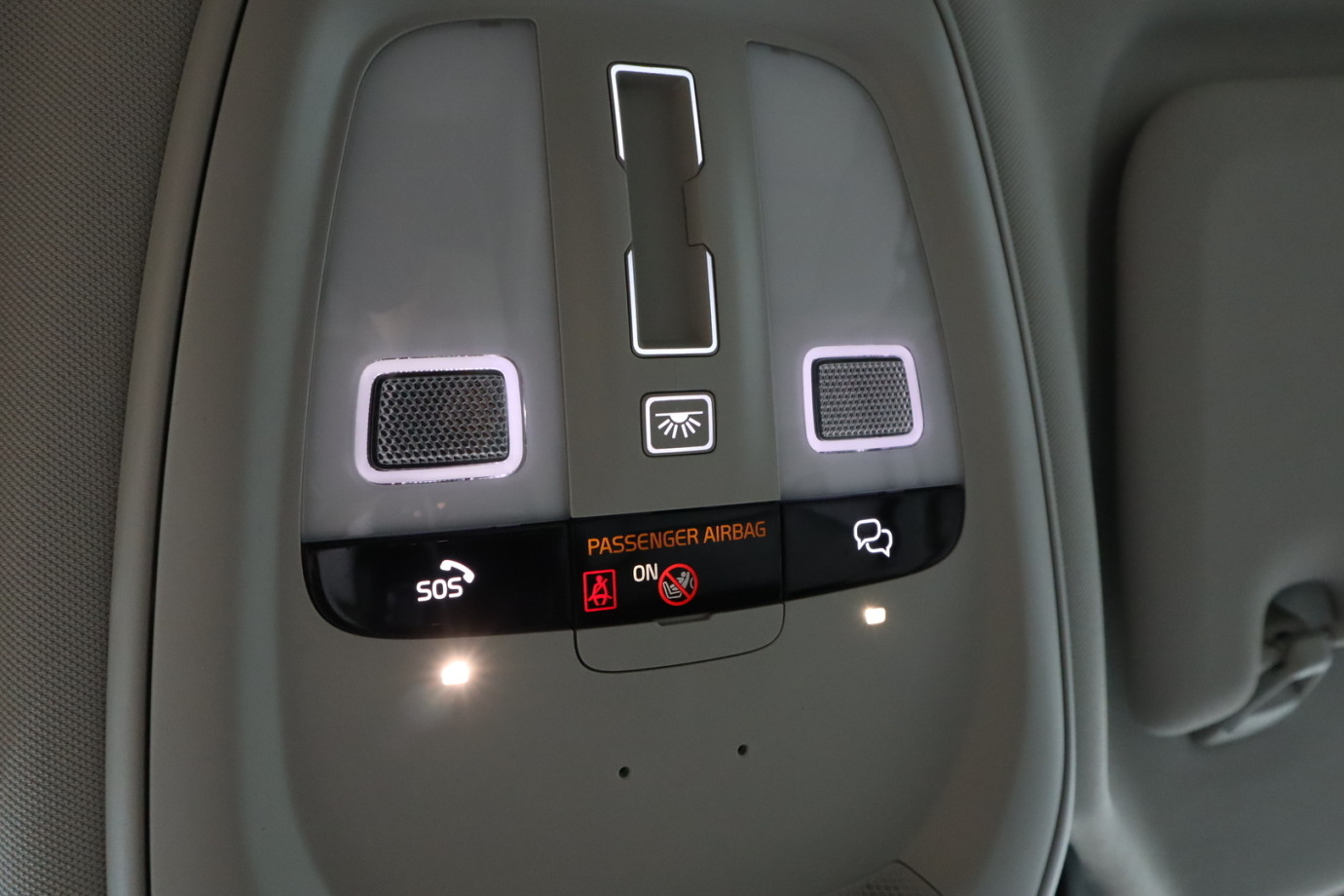 Esittelykuva VOLVO V60 lataushybridiautosta.
