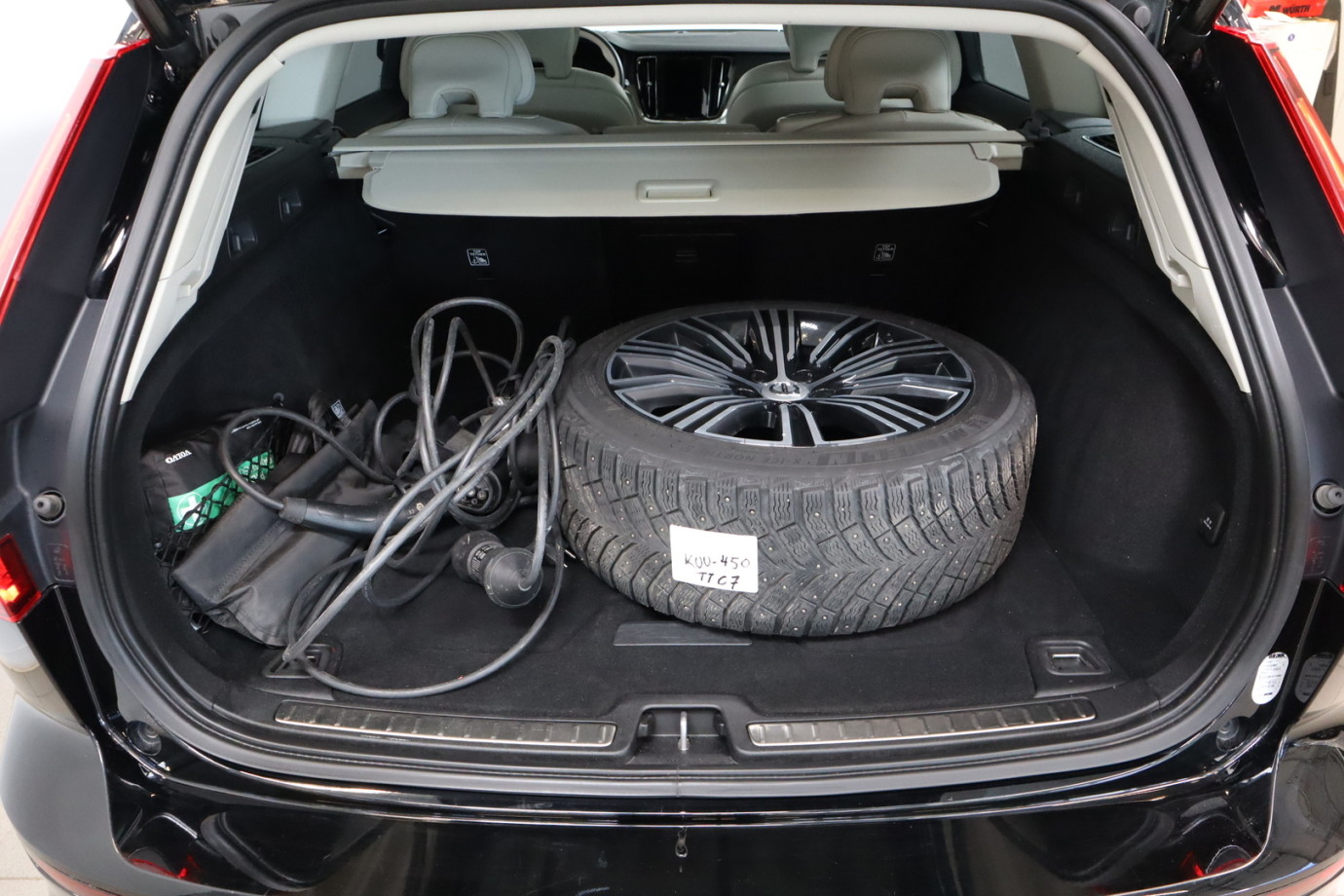 Esittelykuva VOLVO V60 lataushybridiautosta.