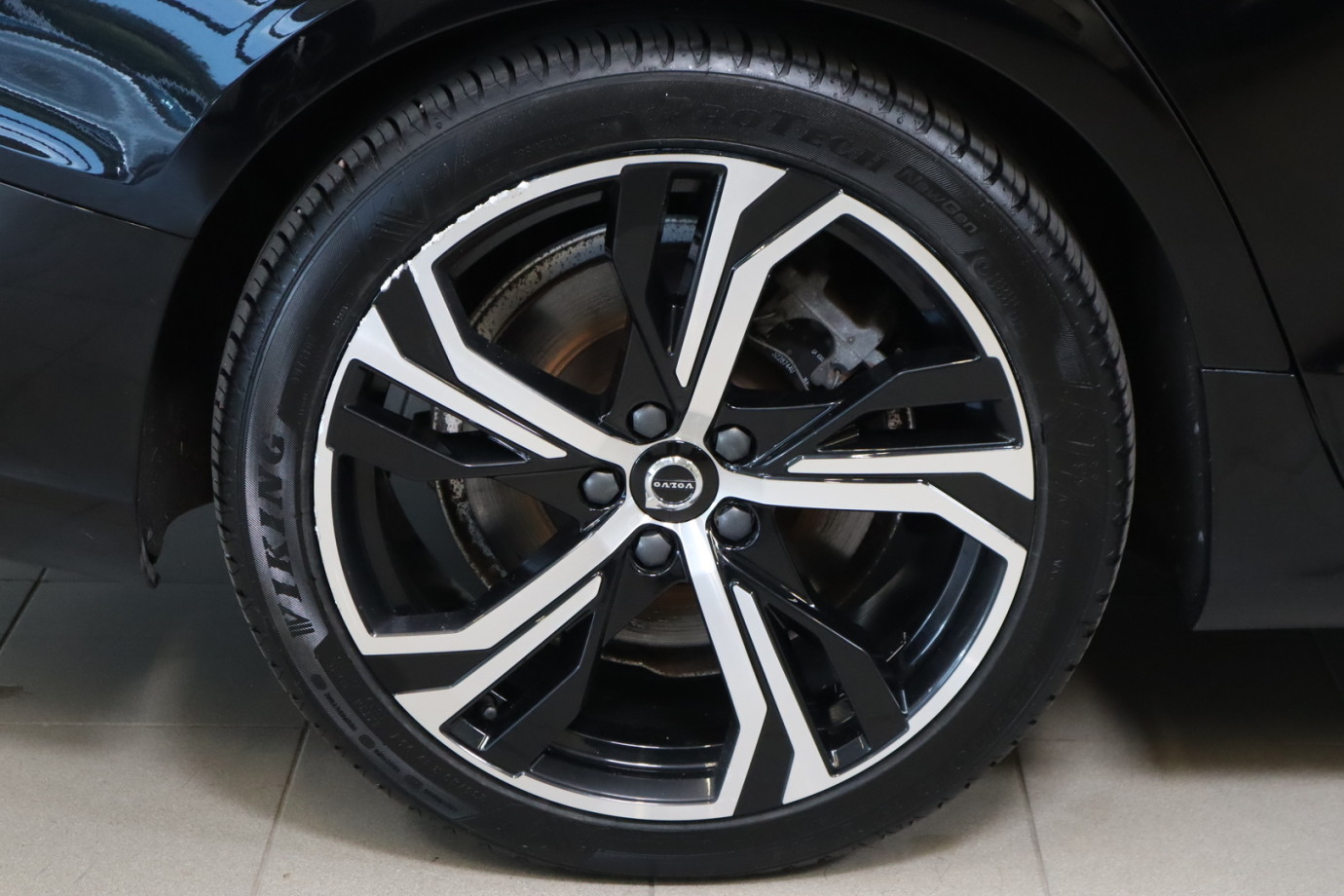 Esittelykuva VOLVO V60 lataushybridiautosta.
