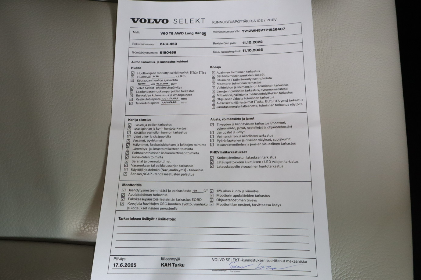 Esittelykuva VOLVO V60 lataushybridiautosta.