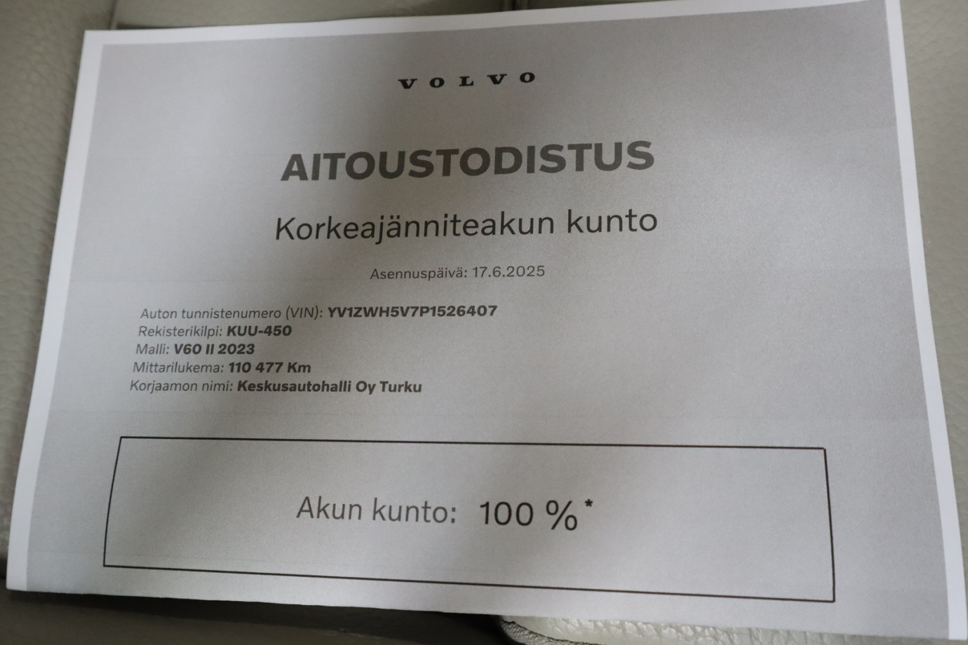 Esittelykuva VOLVO V60 lataushybridiautosta.