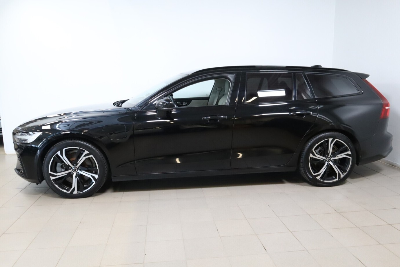 Esittelykuva VOLVO V60 lataushybridiautosta.