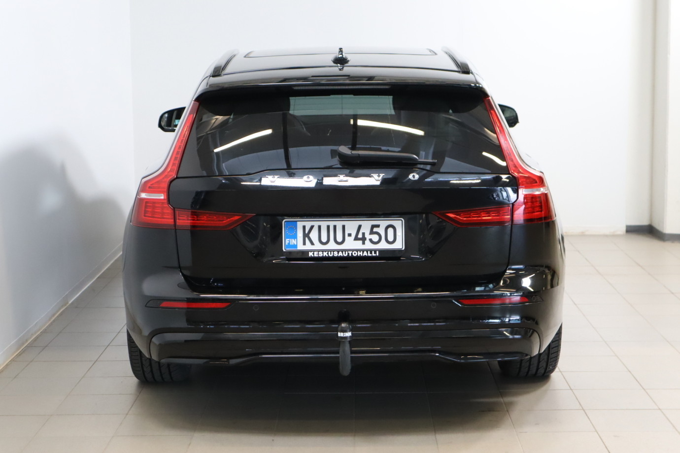 Esittelykuva VOLVO V60 lataushybridiautosta.