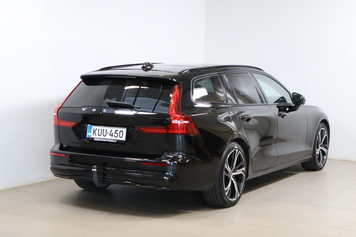 Esittelykuva VOLVO V60 lataushybridiautosta.
