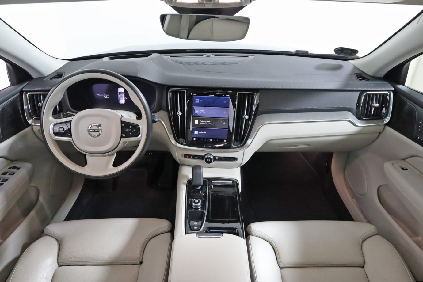 Esittelykuva VOLVO V60 lataushybridiautosta.
