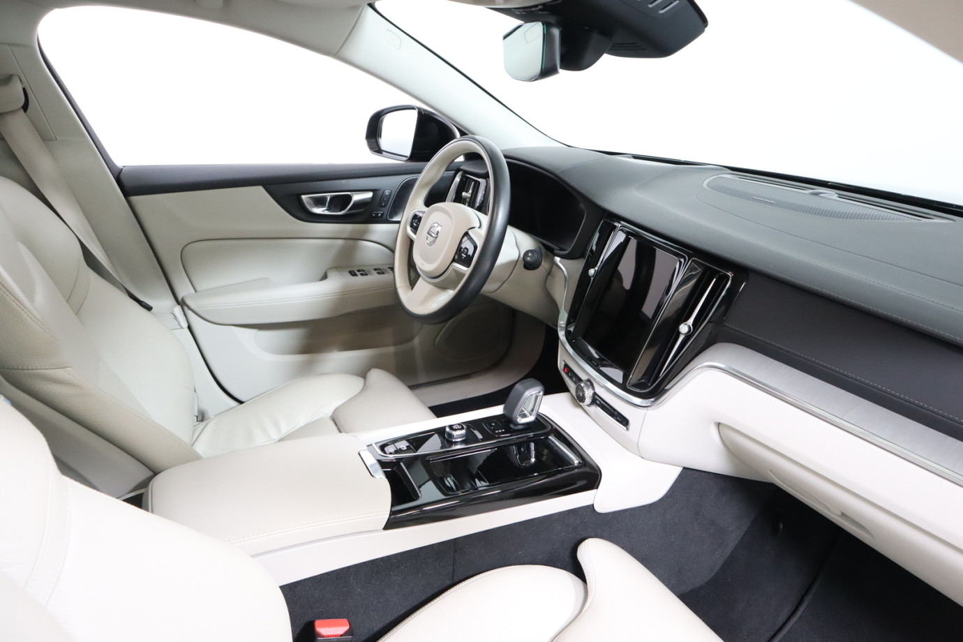 Esittelykuva VOLVO V60 lataushybridiautosta.