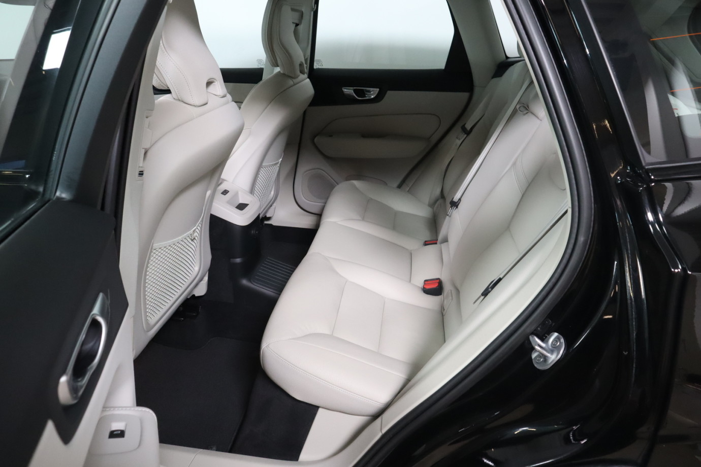 Esittelykuva VOLVO XC60 lataushybridiautosta.