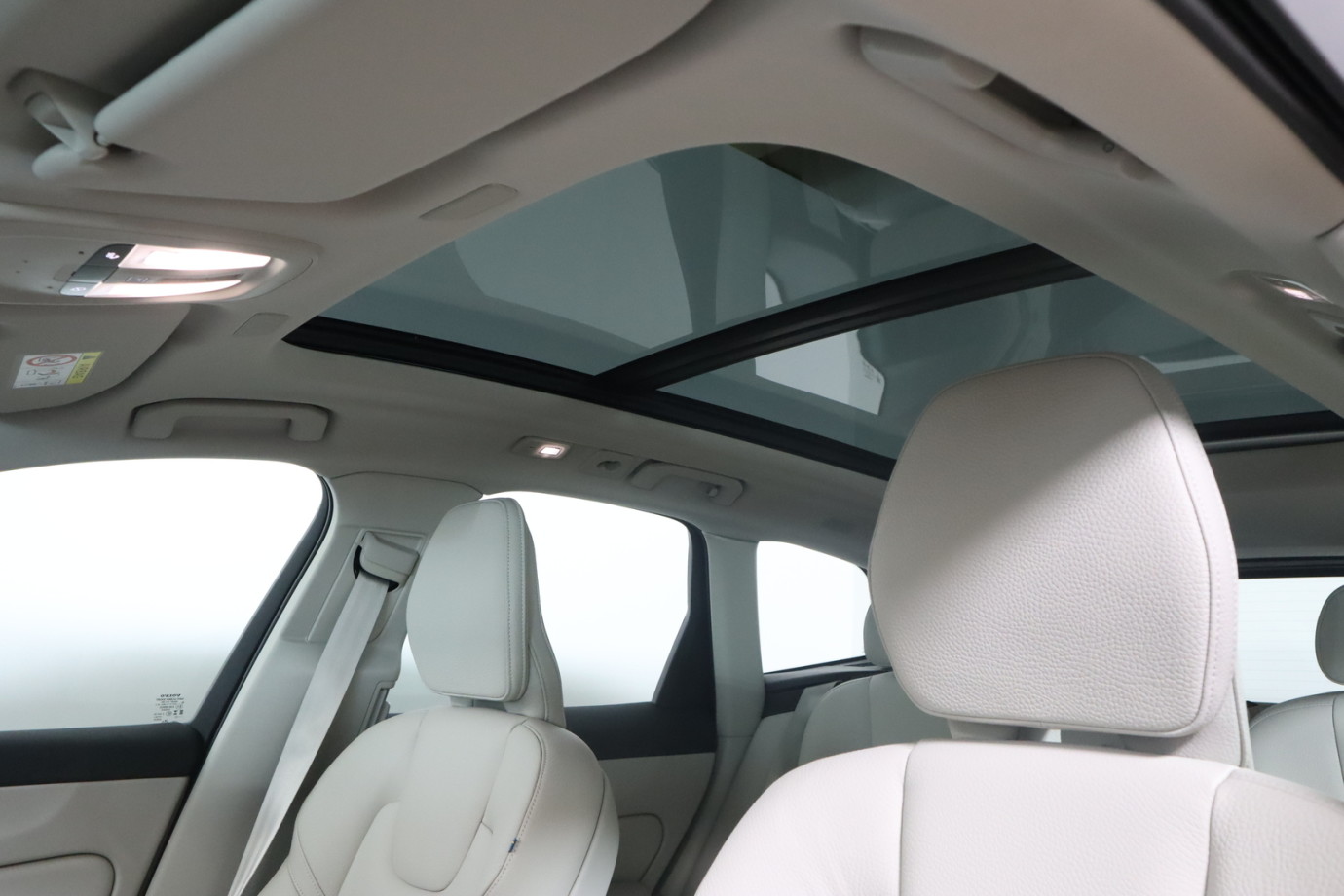 Esittelykuva VOLVO XC60 lataushybridiautosta.
