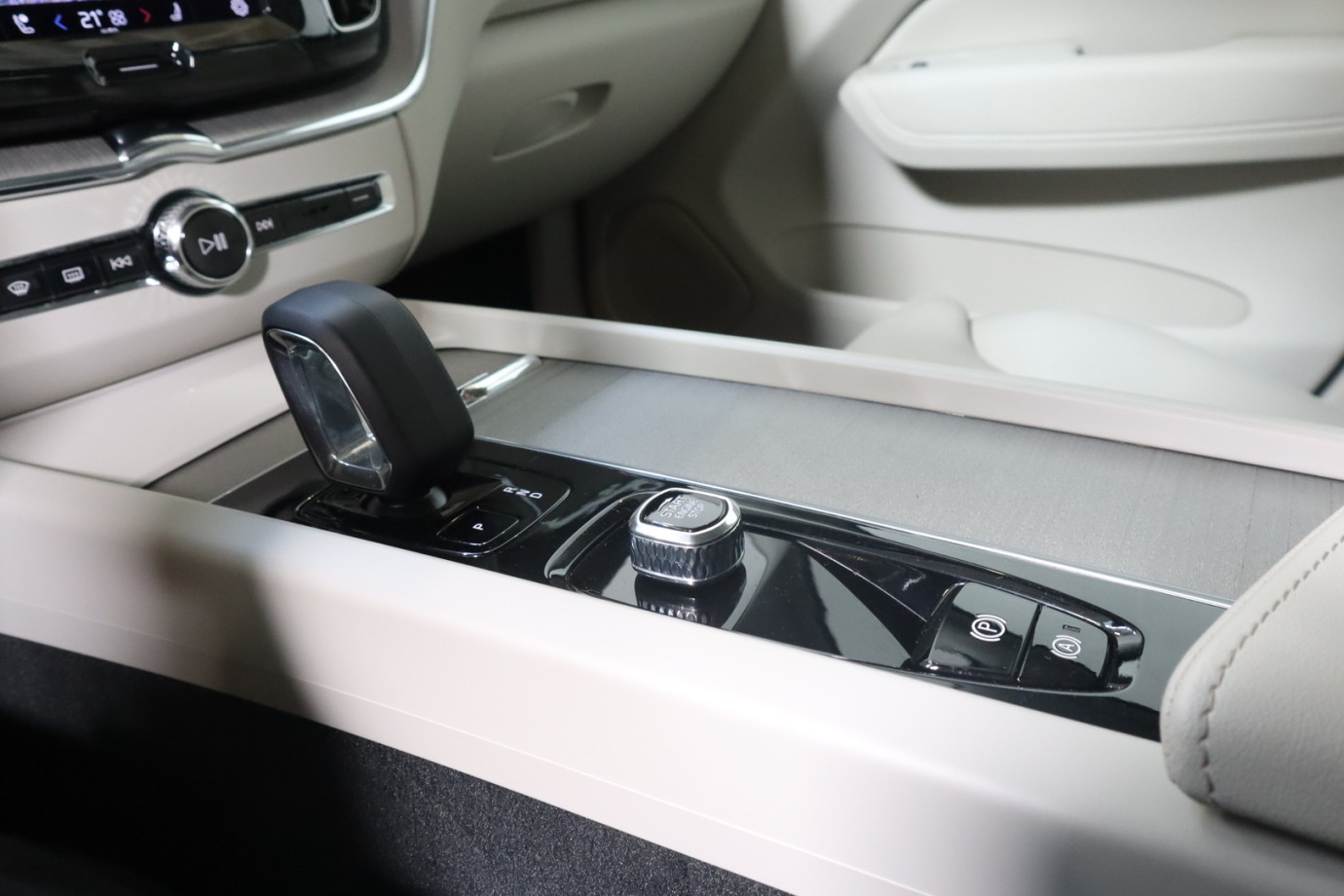 Esittelykuva VOLVO XC60 lataushybridiautosta.