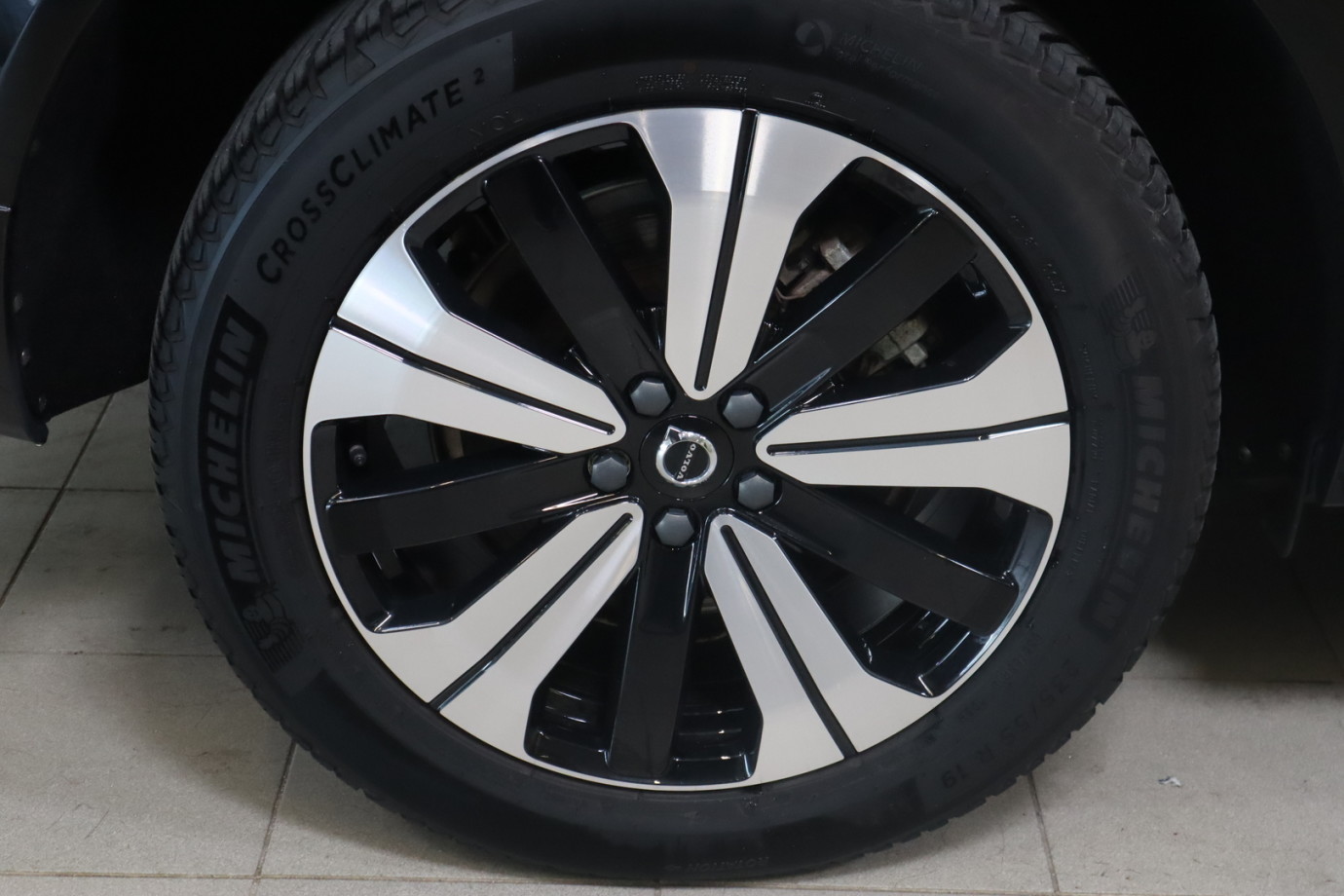 Esittelykuva VOLVO XC60 lataushybridiautosta.