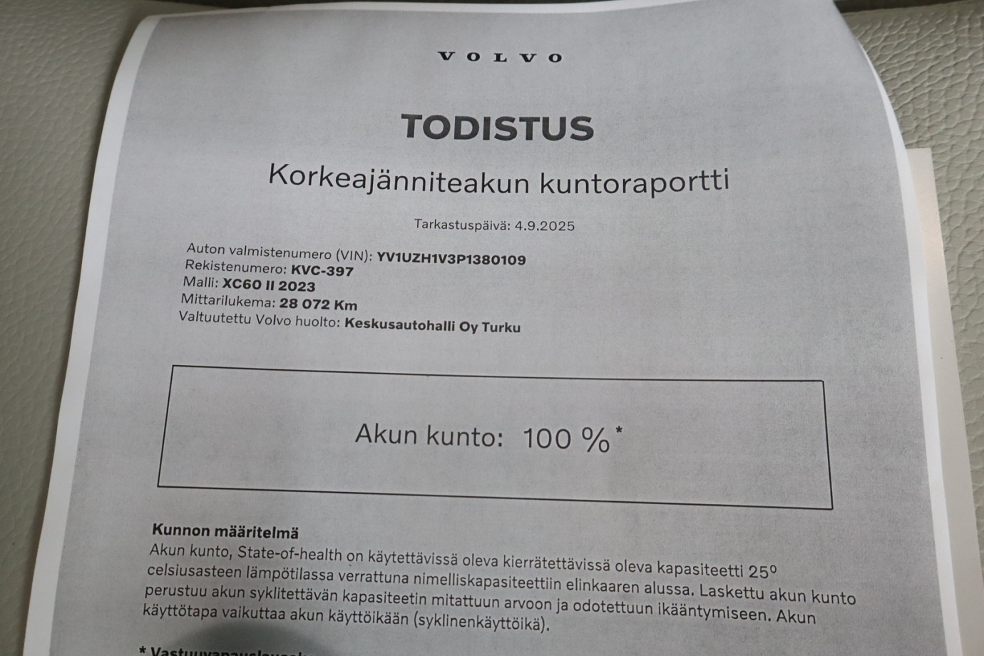 Esittelykuva VOLVO XC60 lataushybridiautosta.