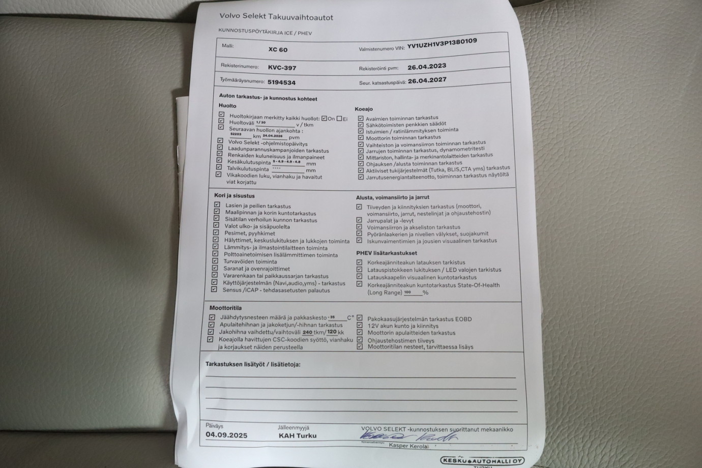 Esittelykuva VOLVO XC60 lataushybridiautosta.