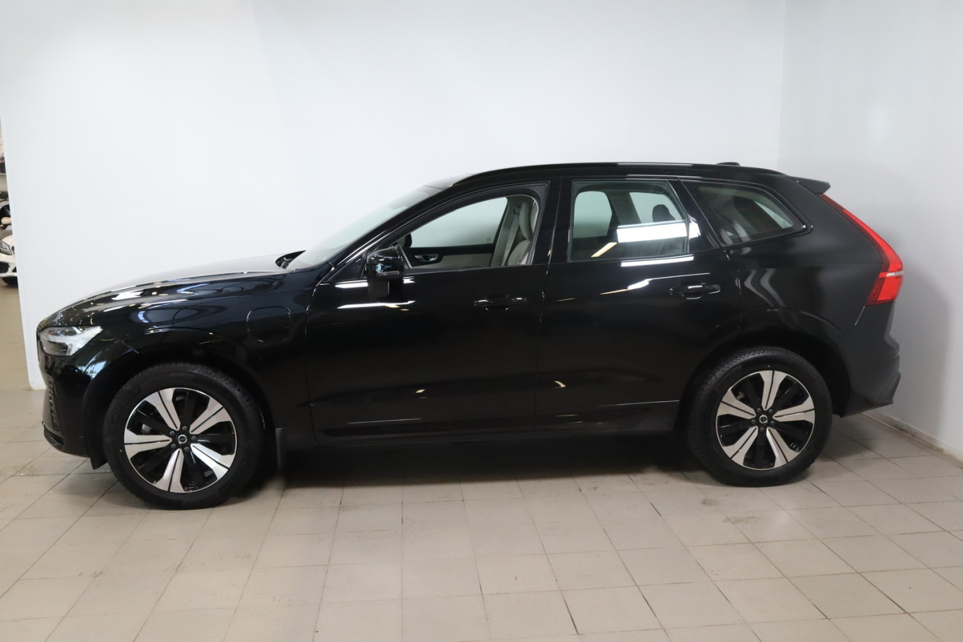 Esittelykuva VOLVO XC60 lataushybridiautosta.