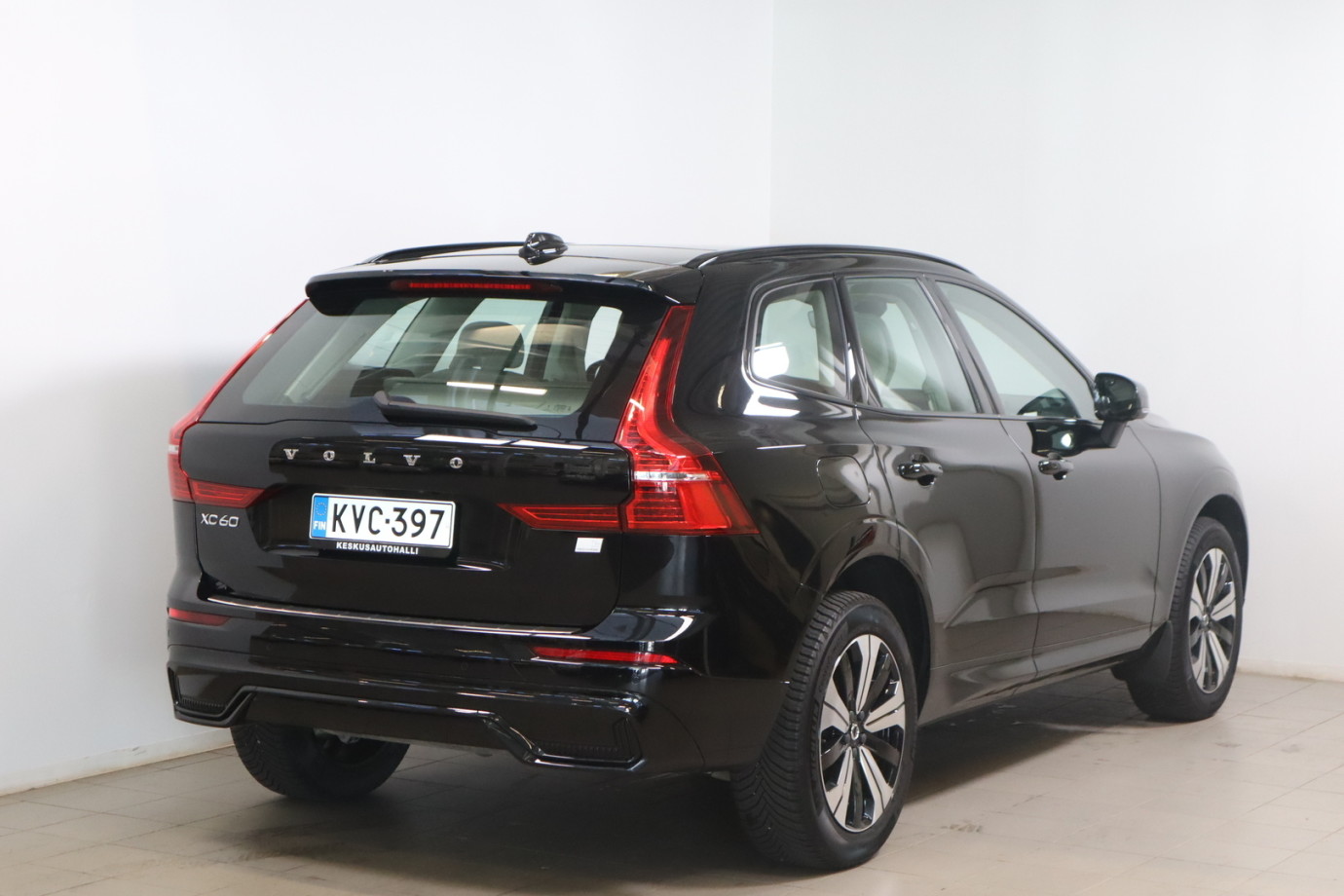 Esittelykuva VOLVO XC60 lataushybridiautosta.
