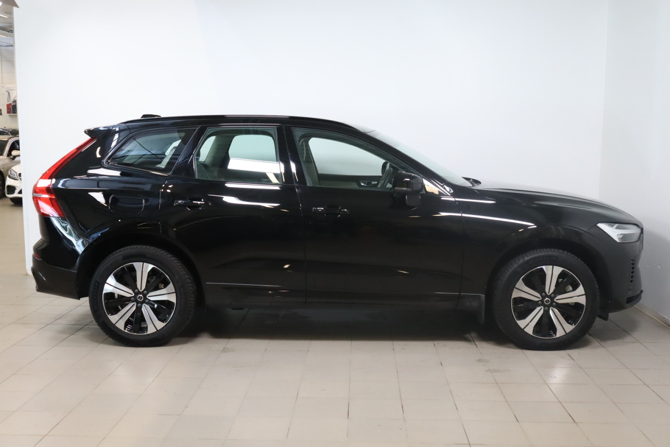 Esittelykuva VOLVO XC60 lataushybridiautosta.