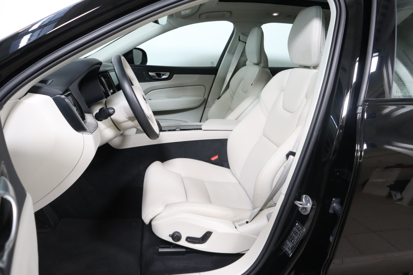 Esittelykuva VOLVO XC60 lataushybridiautosta.