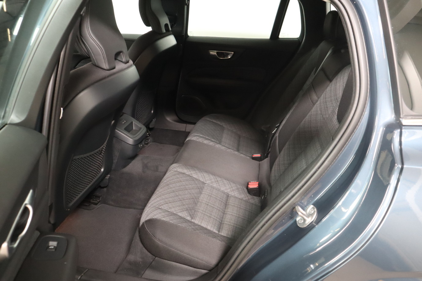Esittelykuva VOLVO V60 bensiiniautosta.