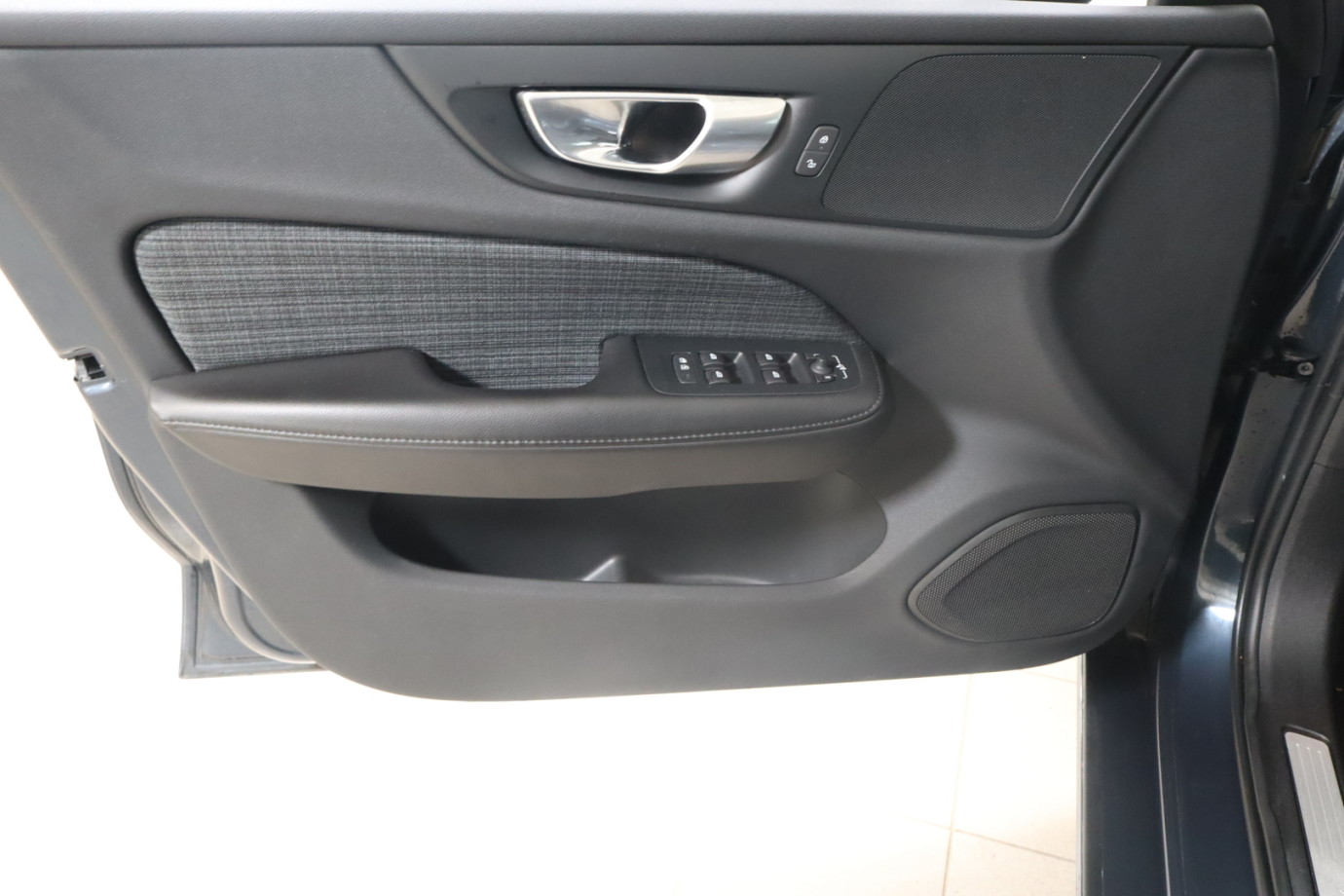 Esittelykuva VOLVO V60 bensiiniautosta.