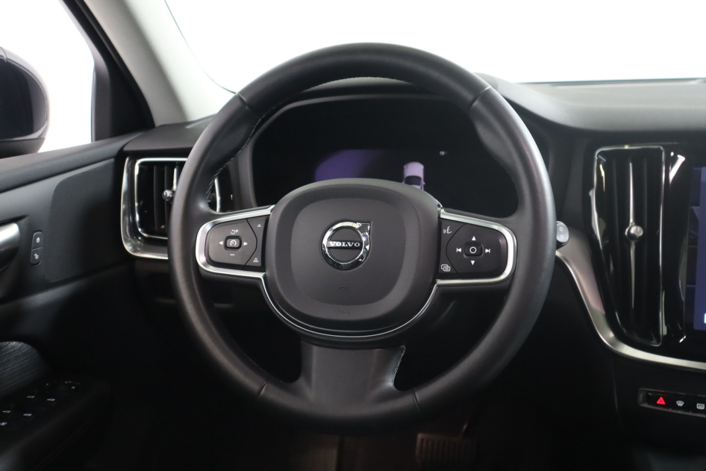 Esittelykuva VOLVO V60 bensiiniautosta.