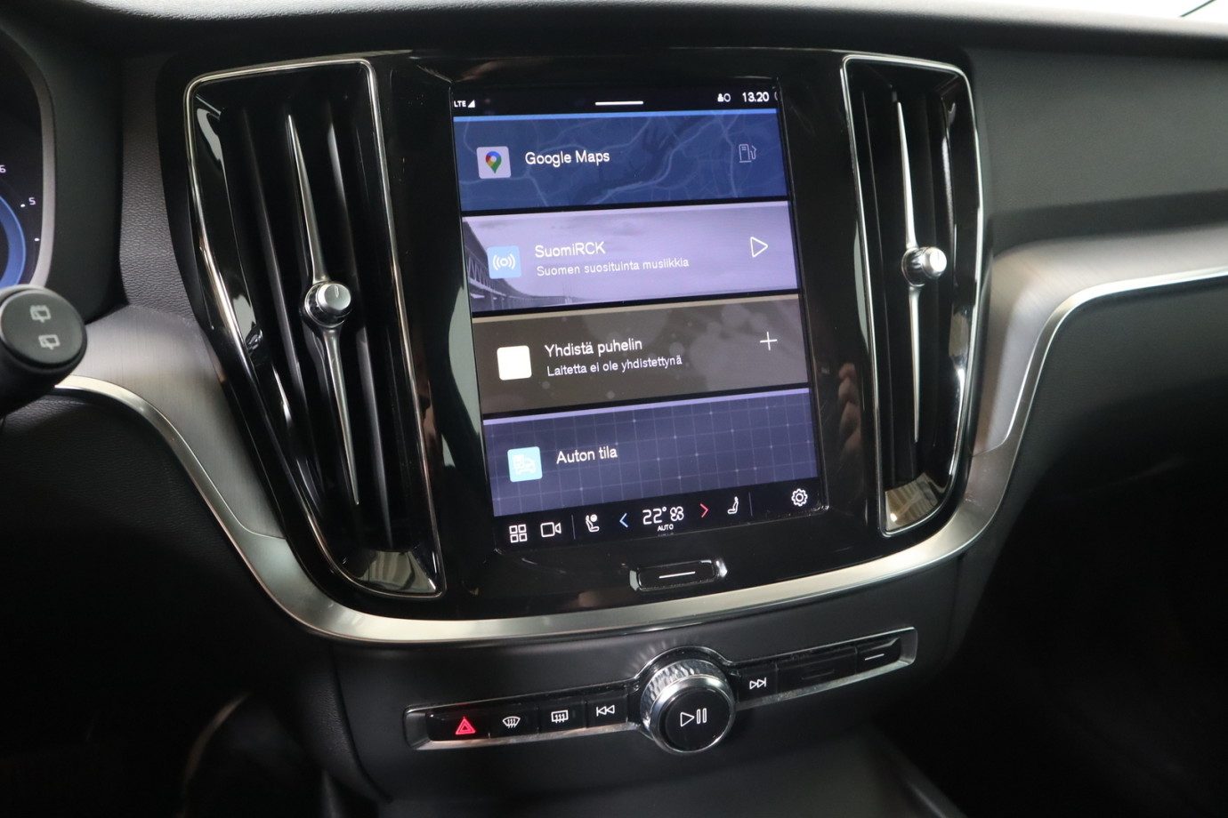 Esittelykuva VOLVO V60 bensiiniautosta.