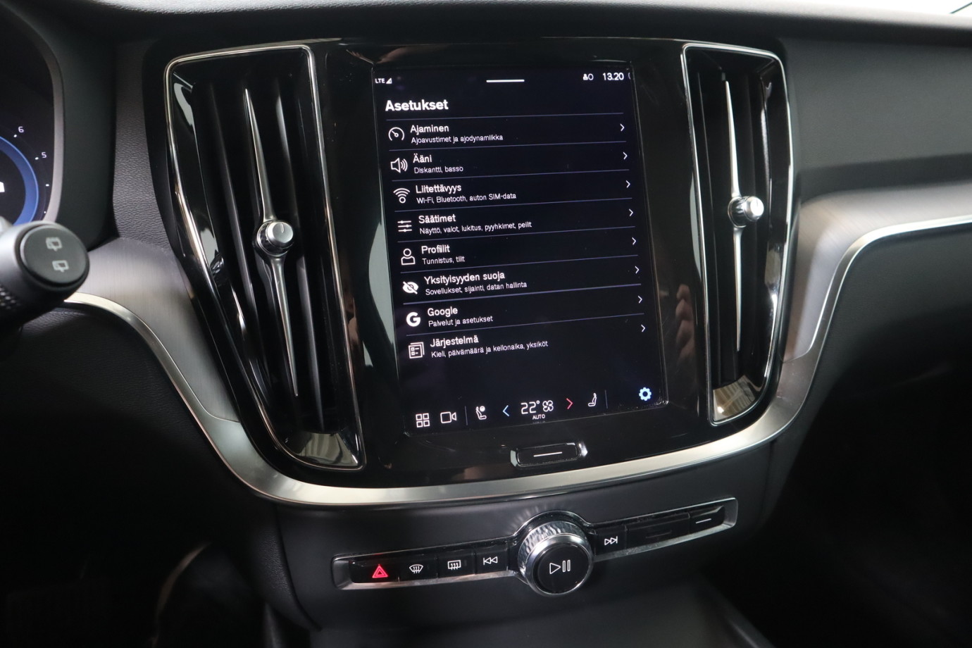 Esittelykuva VOLVO V60 bensiiniautosta.