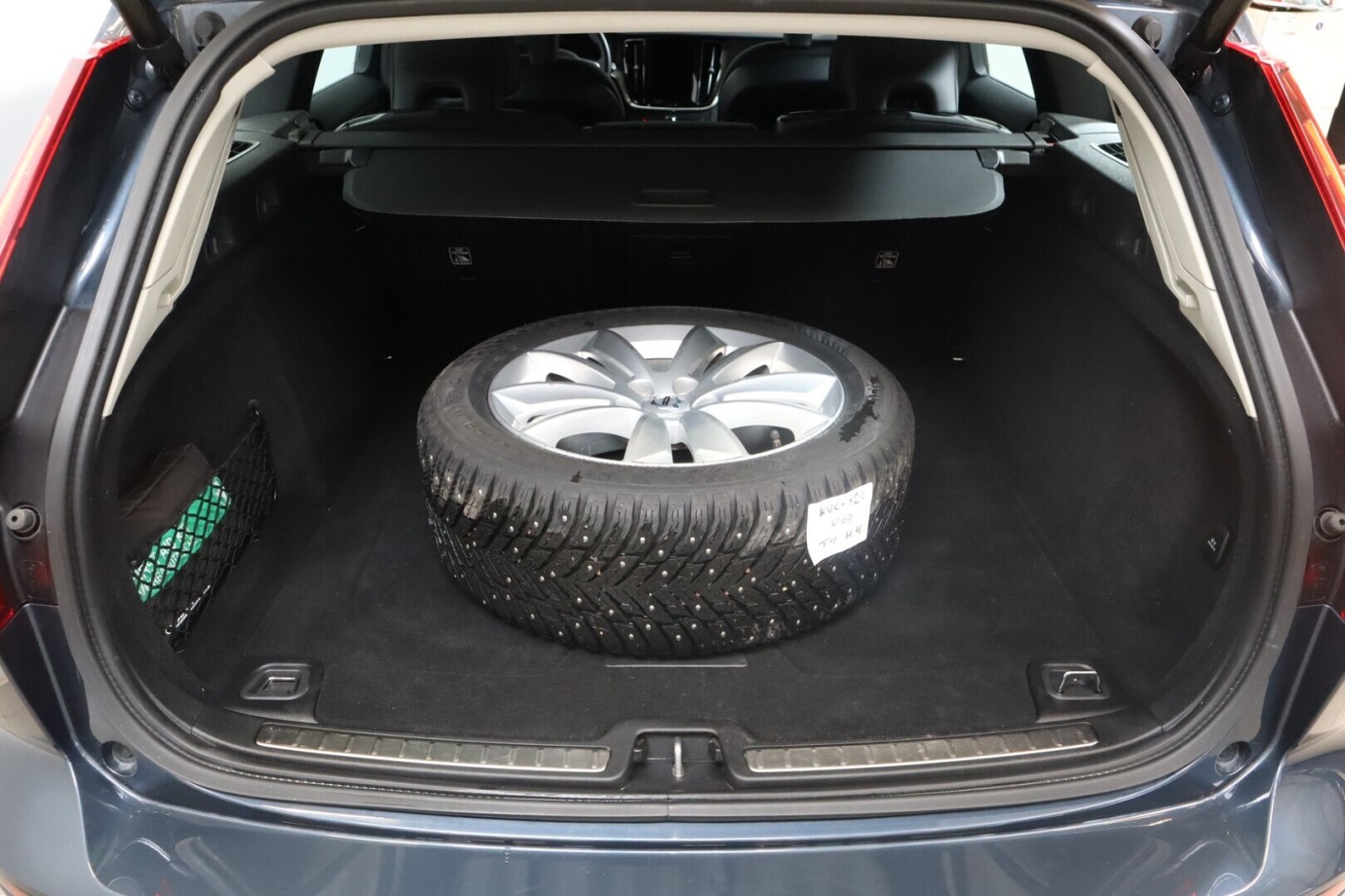 Esittelykuva VOLVO V60 bensiiniautosta.