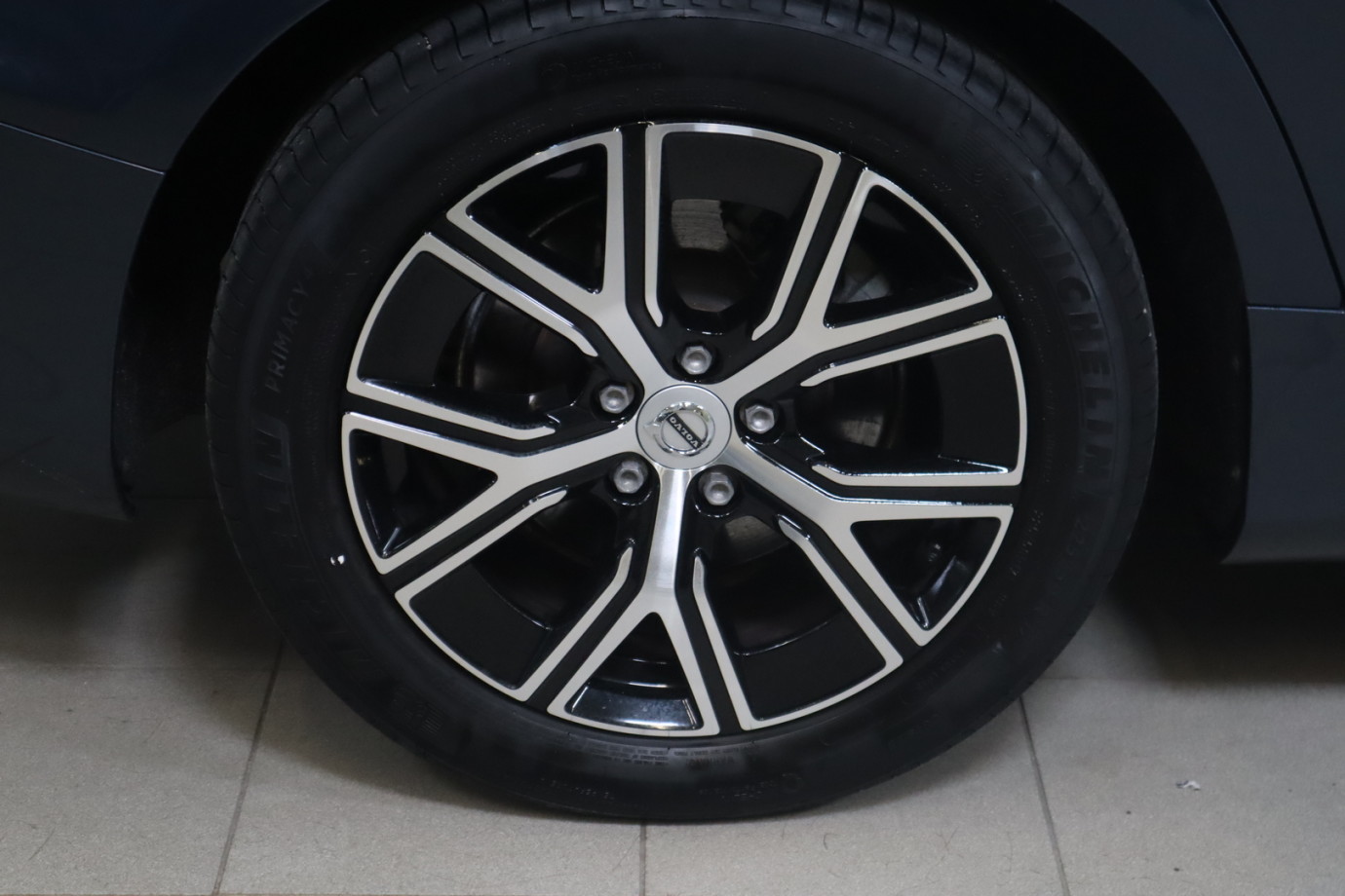 Esittelykuva VOLVO V60 bensiiniautosta.