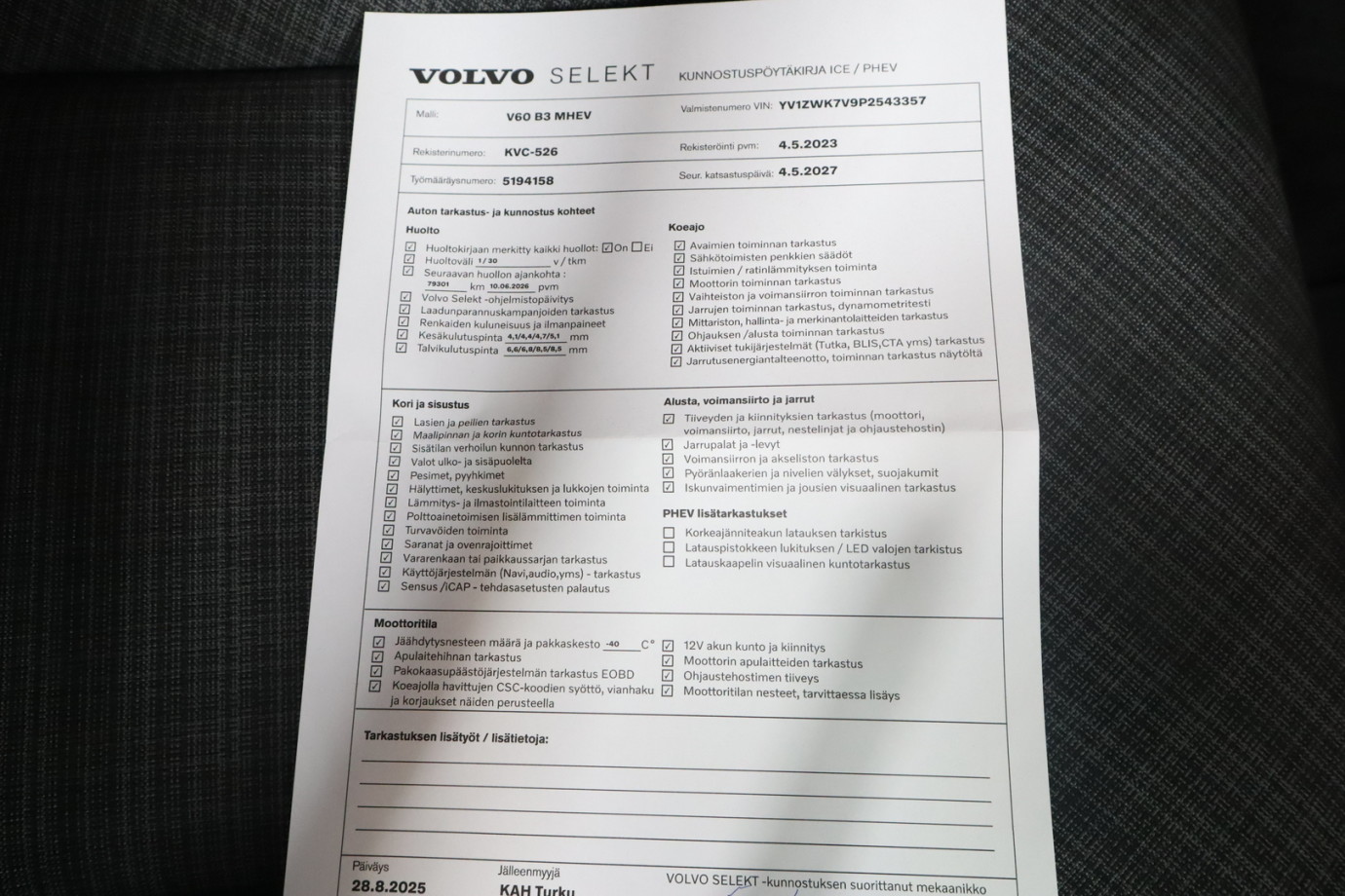 Esittelykuva VOLVO V60 bensiiniautosta.