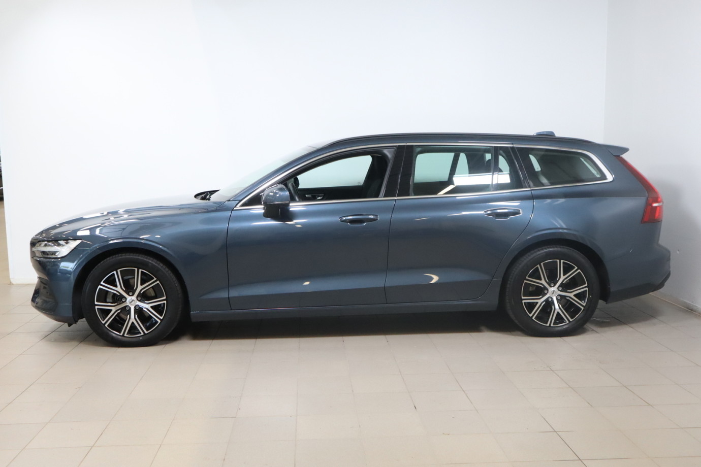 Esittelykuva VOLVO V60 bensiiniautosta.