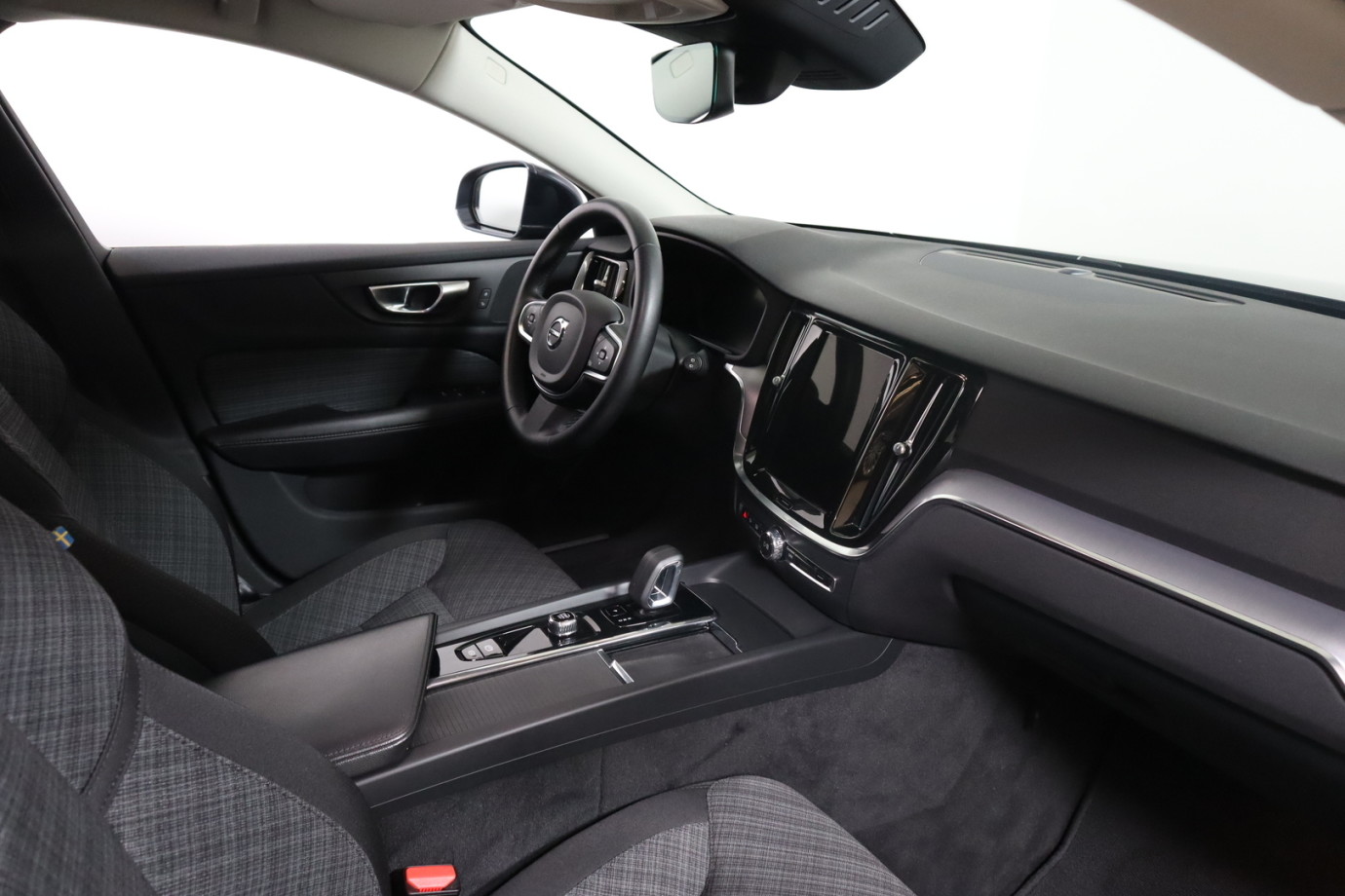 Esittelykuva VOLVO V60 bensiiniautosta.