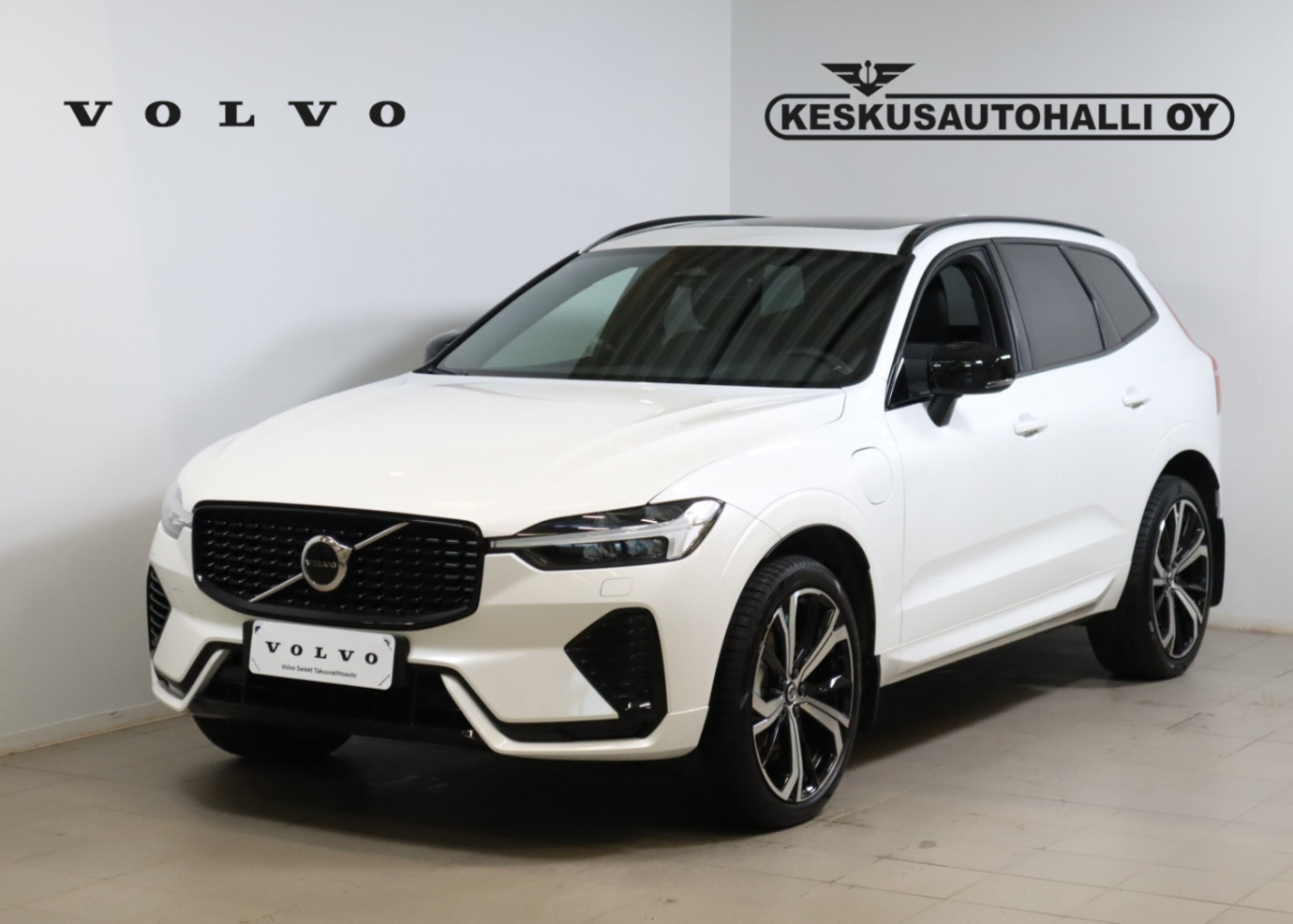 Esittelykuva VOLVO XC60 lataushybridiautosta.