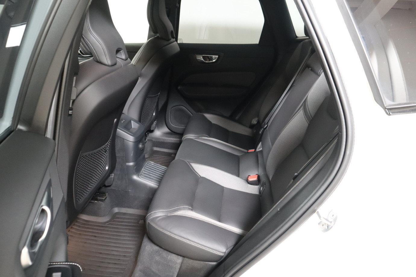 Esittelykuva VOLVO XC60 lataushybridiautosta.