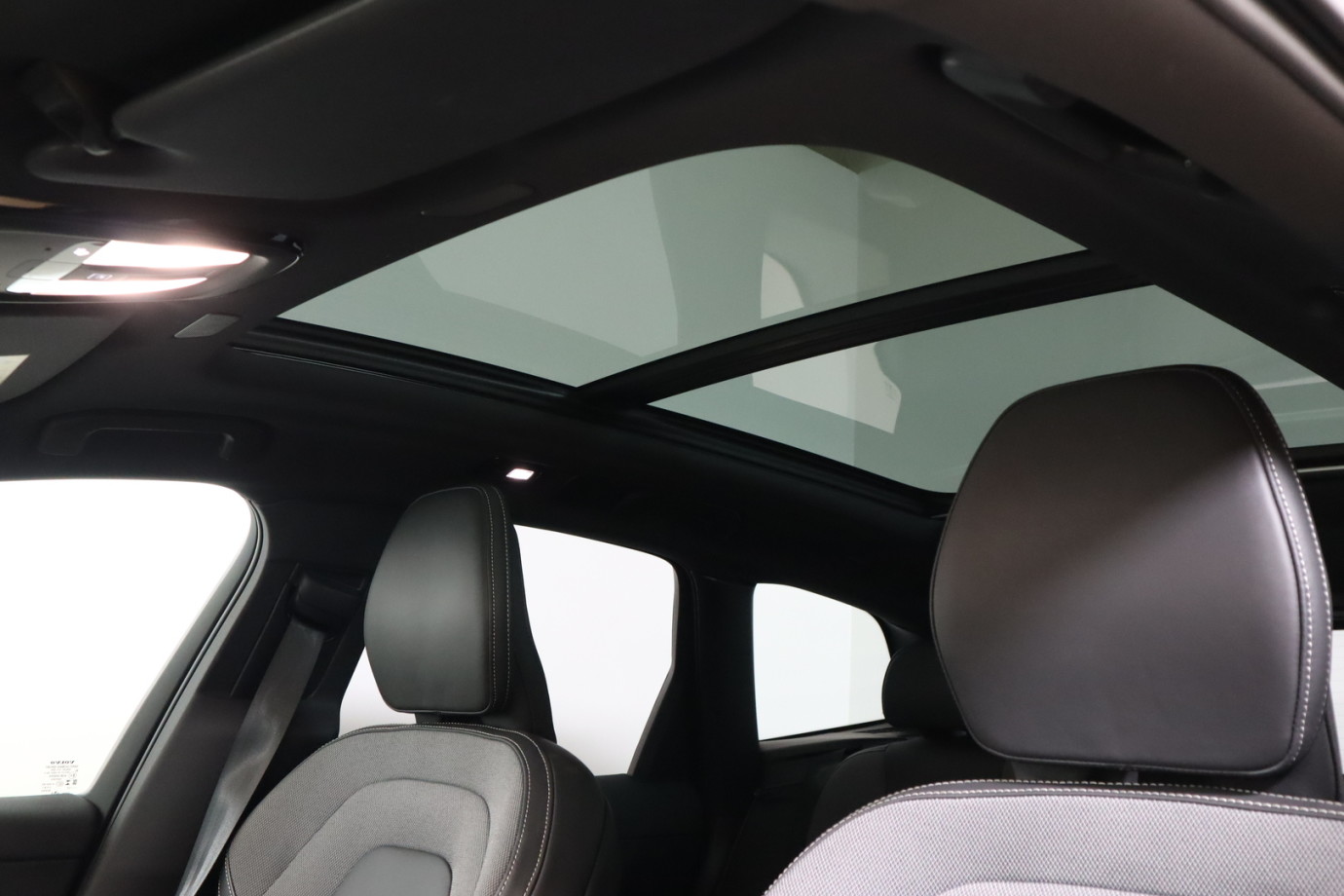 Esittelykuva VOLVO XC60 lataushybridiautosta.