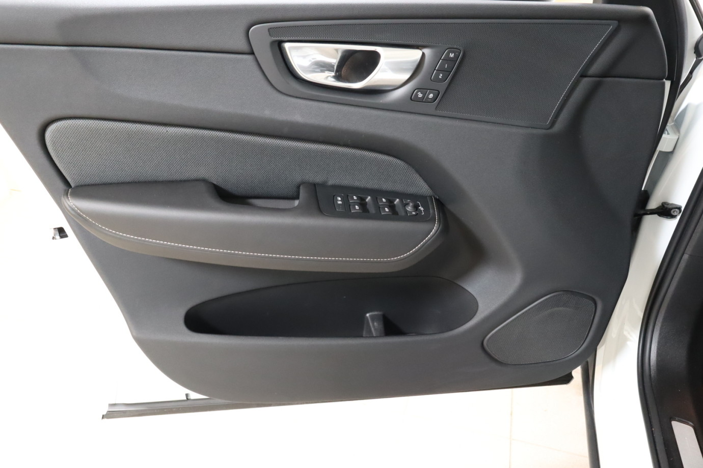 Esittelykuva VOLVO XC60 lataushybridiautosta.