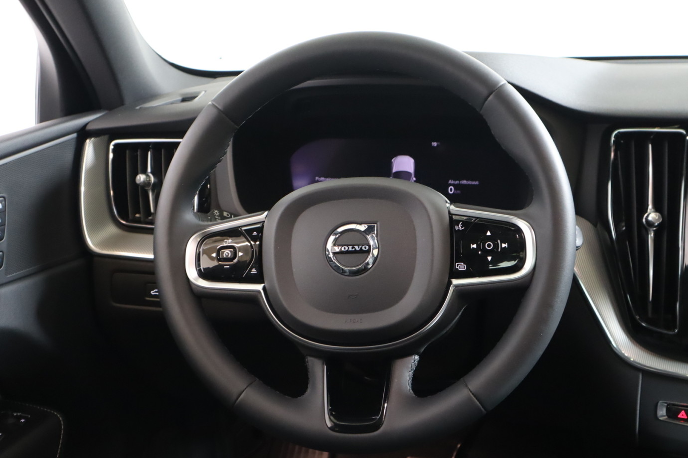 Esittelykuva VOLVO XC60 lataushybridiautosta.