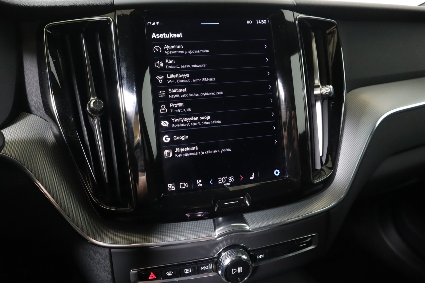 Esittelykuva VOLVO XC60 lataushybridiautosta.