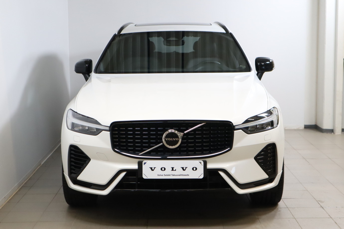 Esittelykuva VOLVO XC60 lataushybridiautosta.