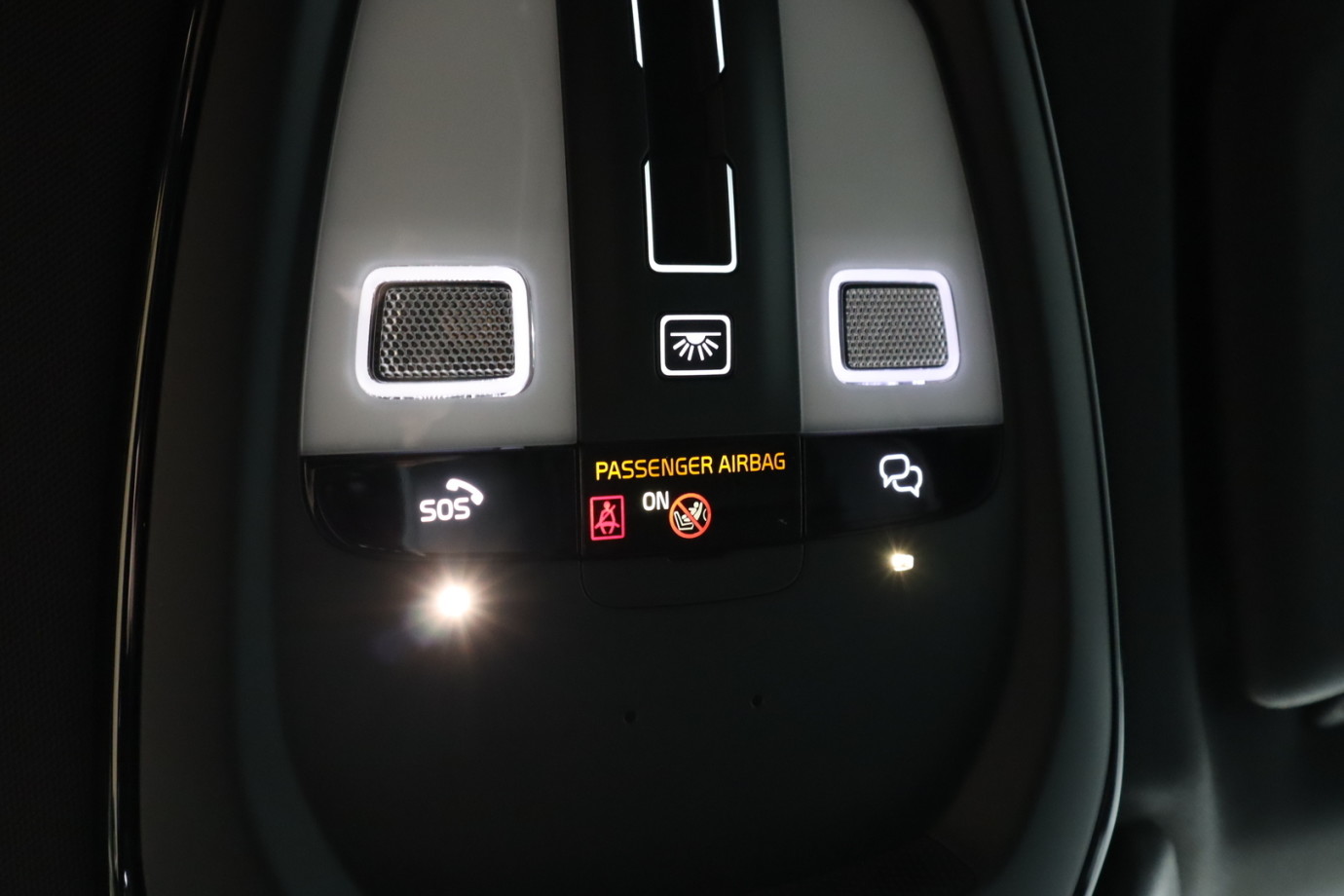Esittelykuva VOLVO XC60 lataushybridiautosta.