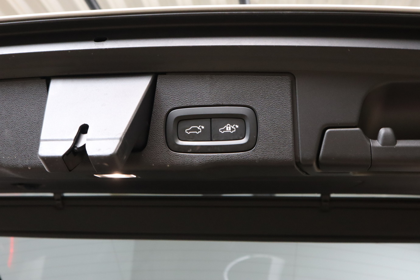 Esittelykuva VOLVO XC60 lataushybridiautosta.