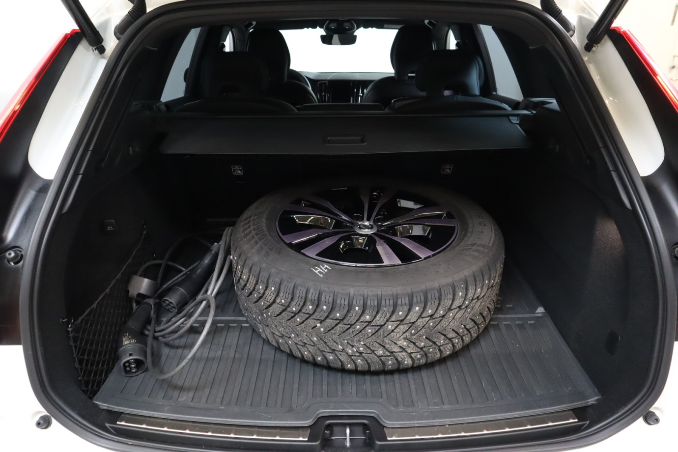 Esittelykuva VOLVO XC60 lataushybridiautosta.