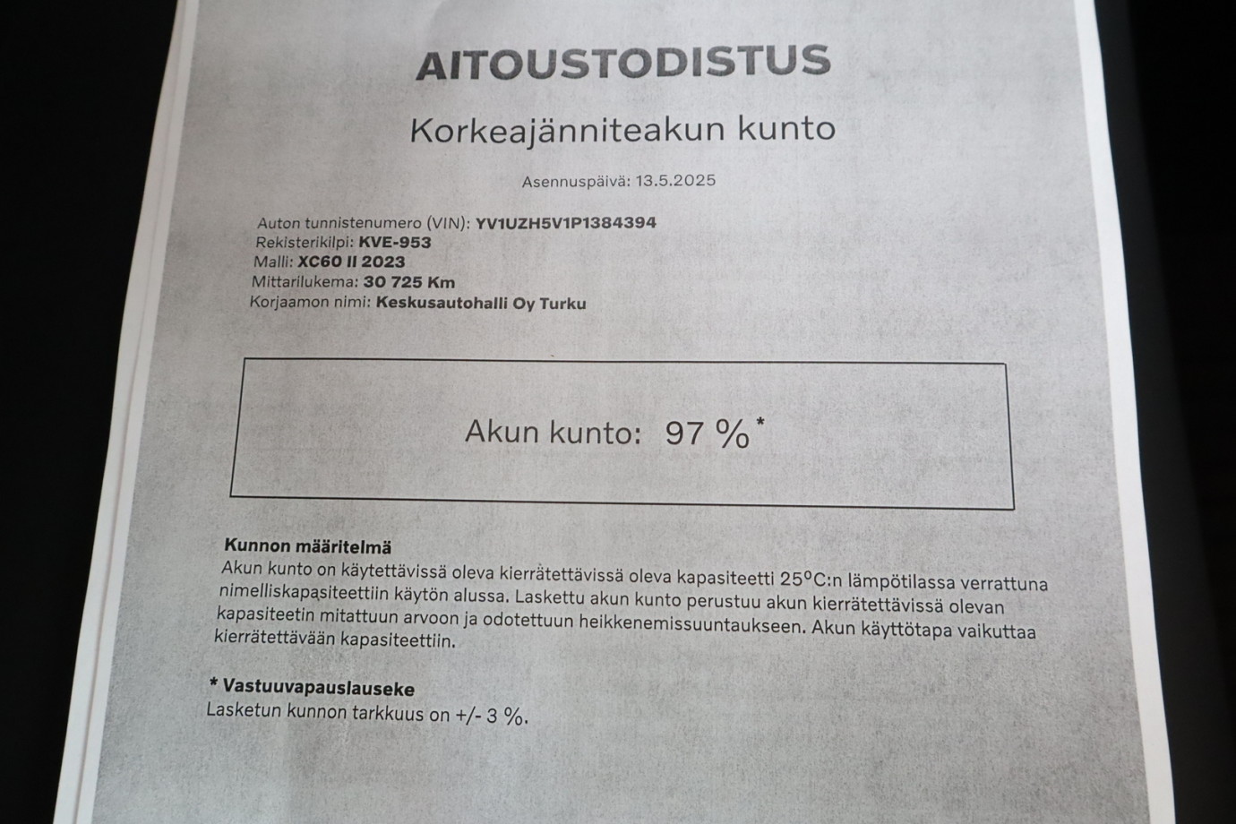 Esittelykuva VOLVO XC60 lataushybridiautosta.