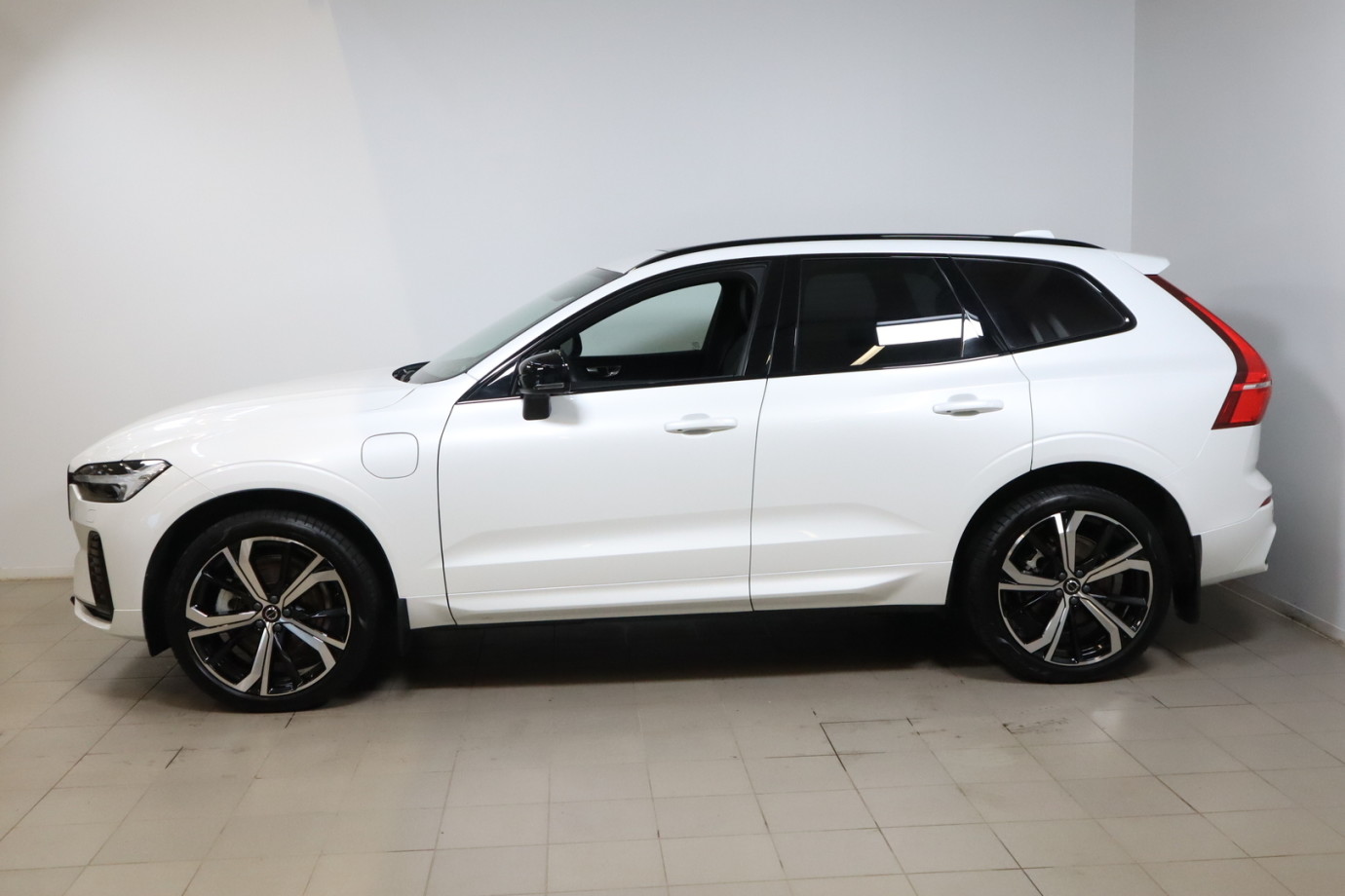 Esittelykuva VOLVO XC60 lataushybridiautosta.