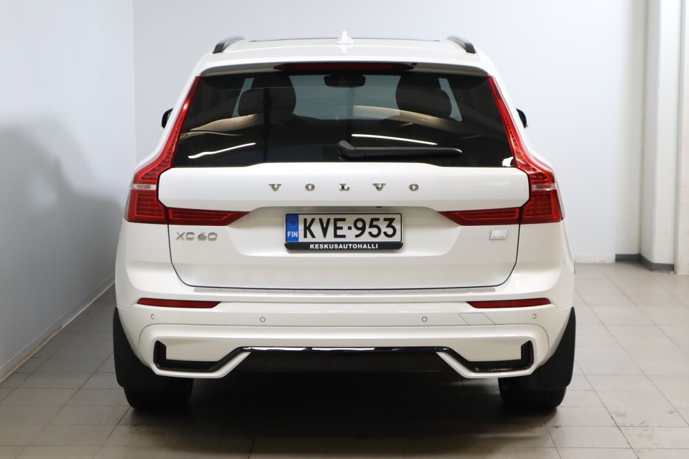 Esittelykuva VOLVO XC60 lataushybridiautosta.