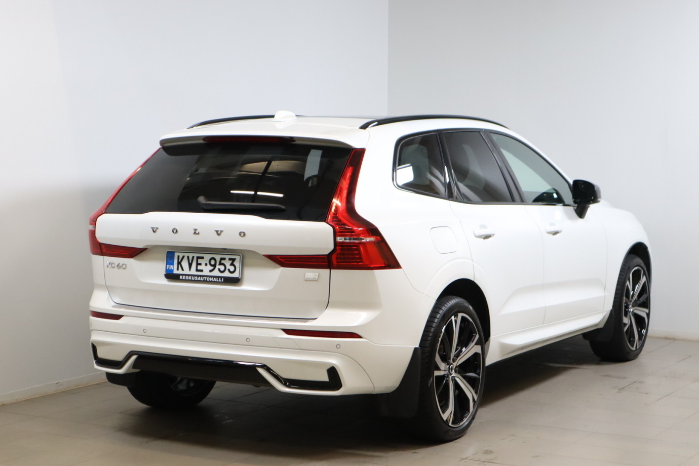 Esittelykuva VOLVO XC60 lataushybridiautosta.